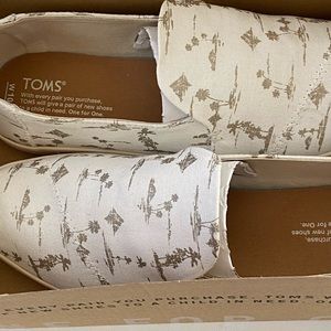 Tom’s Slide-on Destructed Alpargata Shoes in Size 10